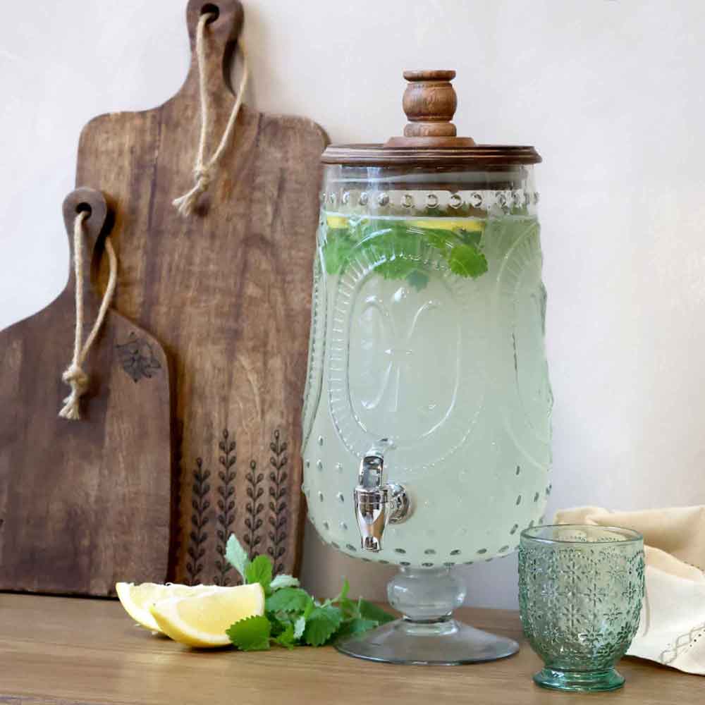 Wasserspender mit Zitronenwasser und französischem Charme